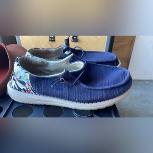 Hey dude slides with elastic ties